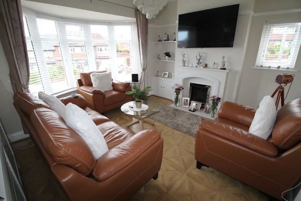 Property photo 2 of 18 Living Room (1)