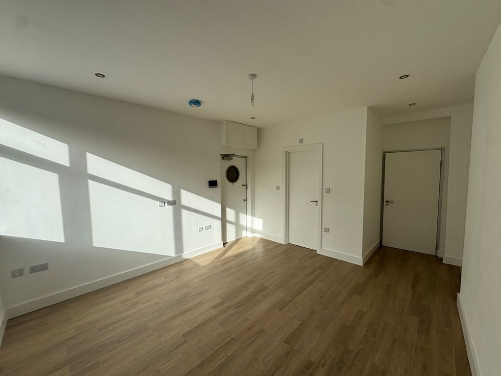 Property photo 1 of 3 1 Bed Studio To Rent North End, Croydon