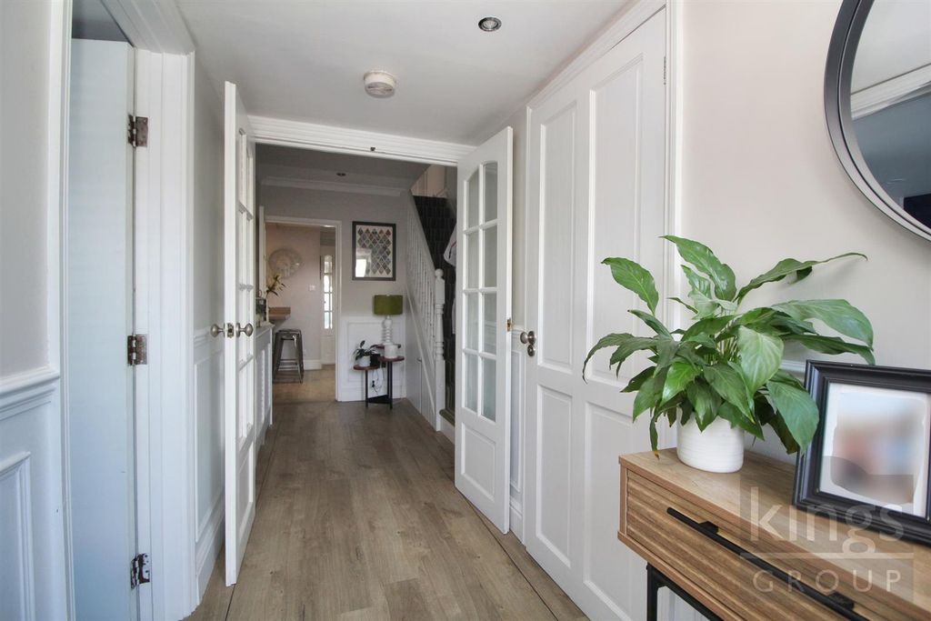 Property photo 2 of 24 Entrance Hall