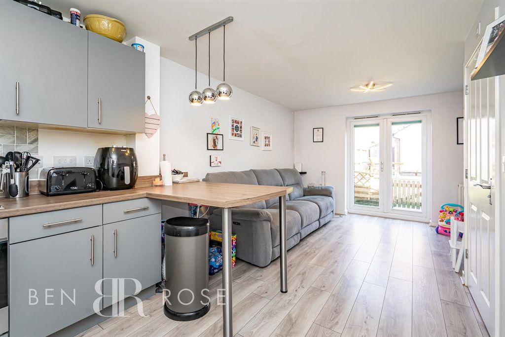 Property photo 2 of 19 Kitchen / Lounge