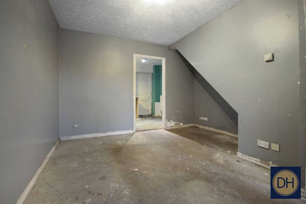 Property photo 2 of 8 Coalport Close