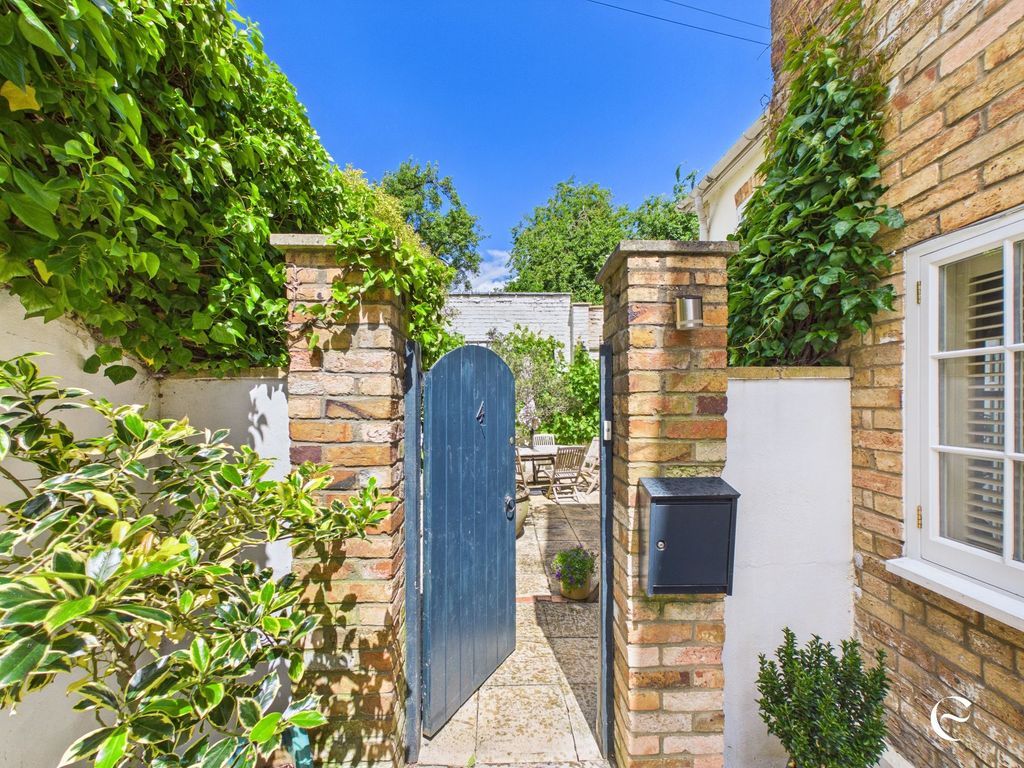 Property photo 1 of 21 Entrance