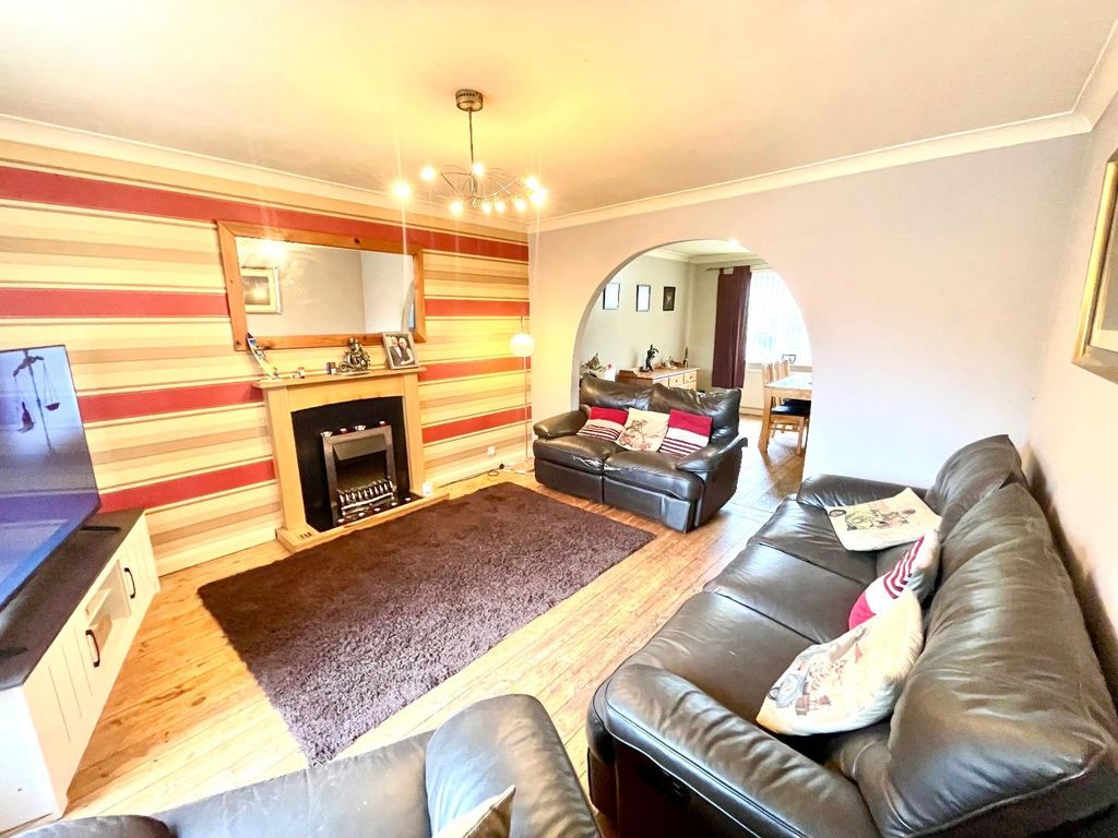 Property photo 3 of 19 Lounge