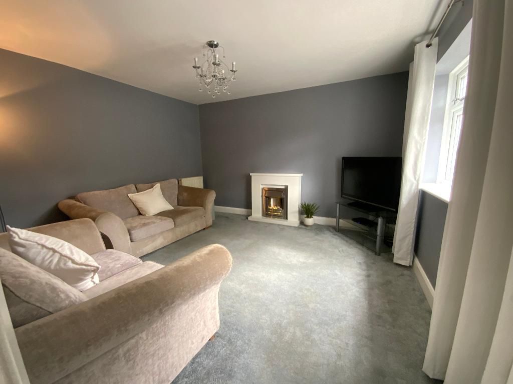 Property photo 3 of 25 Living Room 12'10 x 12'4