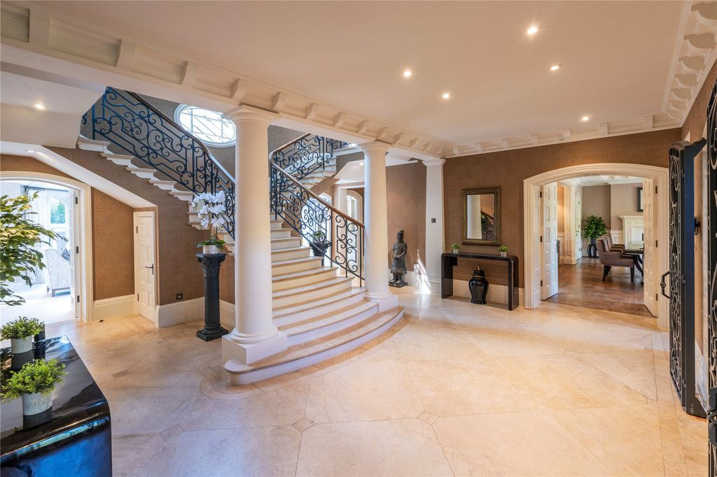 Property photo 3 of 25 Entrance Hall