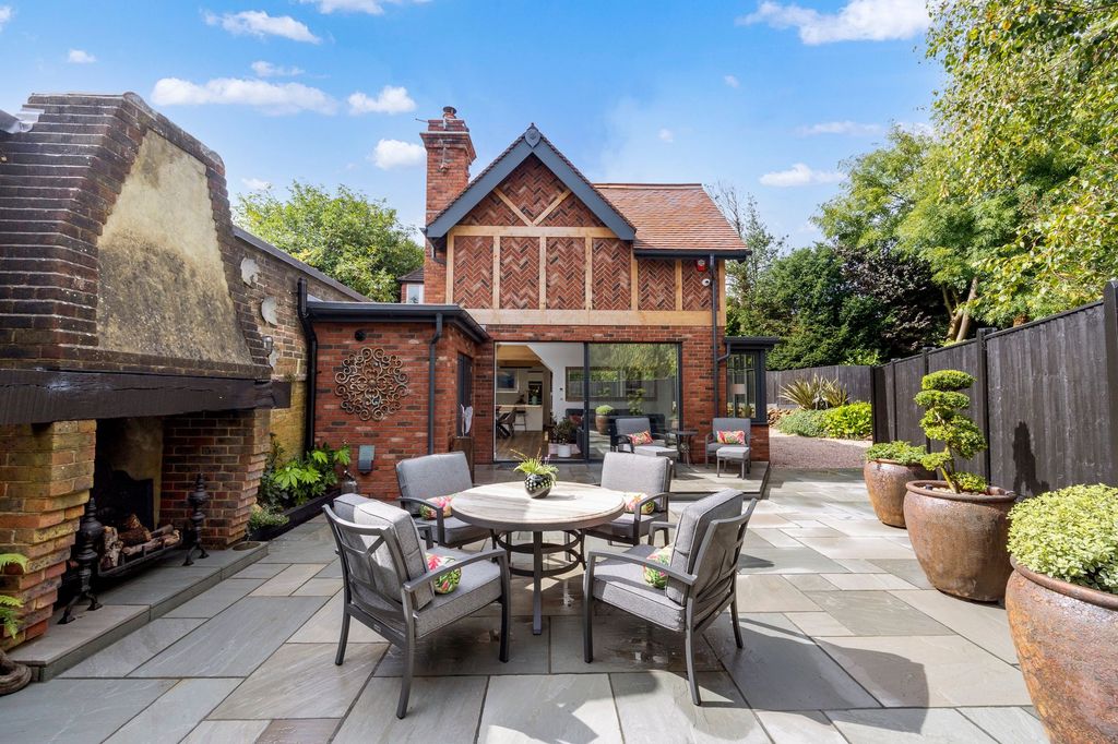 Property photo 1 of 24