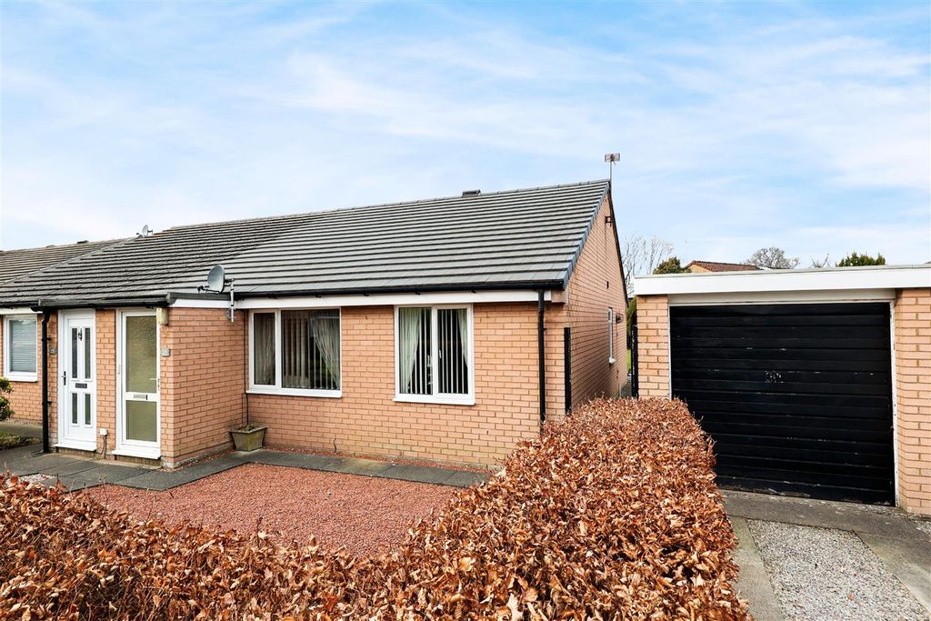 Property photo 1 of 15 27 Cedar Close