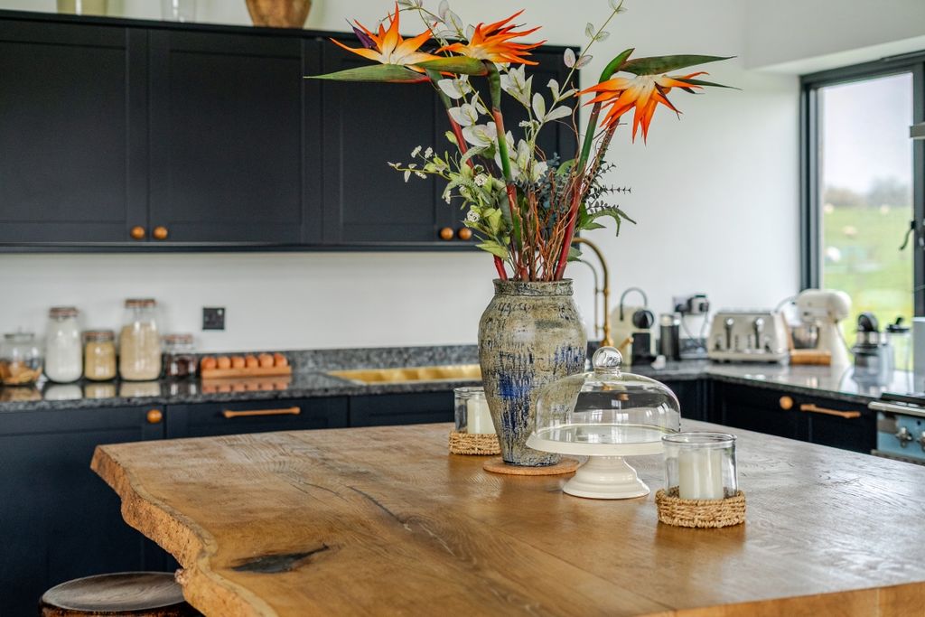 Property photo 2 of 23 1408413-16-698472...