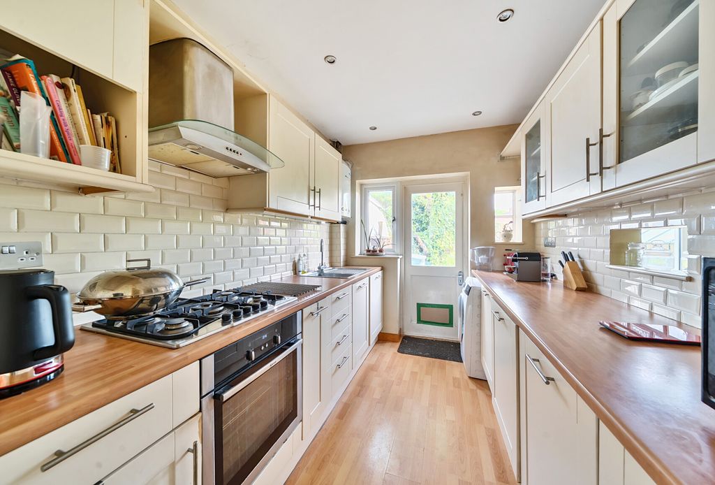 Property photo 2 of 13 1295973-19-682Dd6...