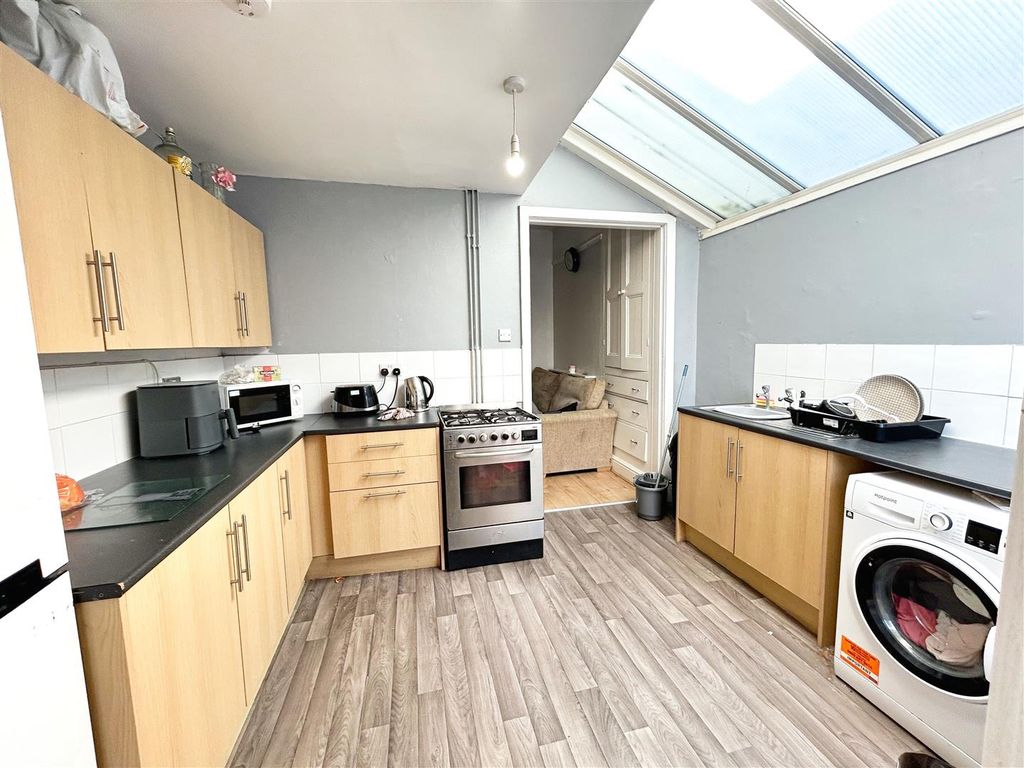 Property photo 2 of 14 Kitchen