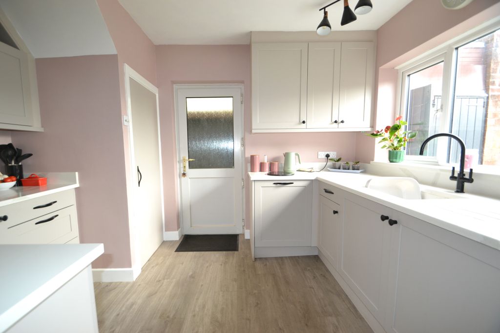 Property photo 3 of 21 Kitchen