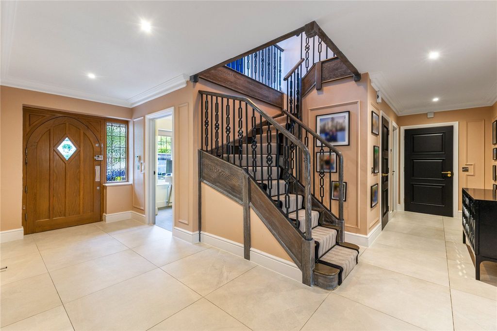 Property photo 3 of 19 Hall