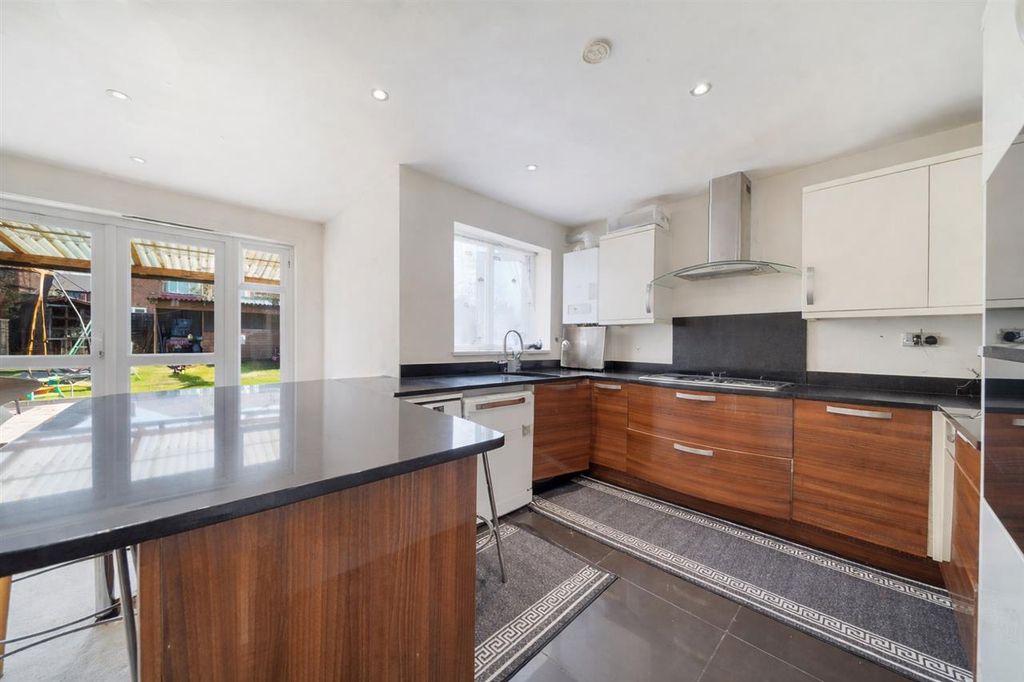 Property photo 3 of 12 Kitchen