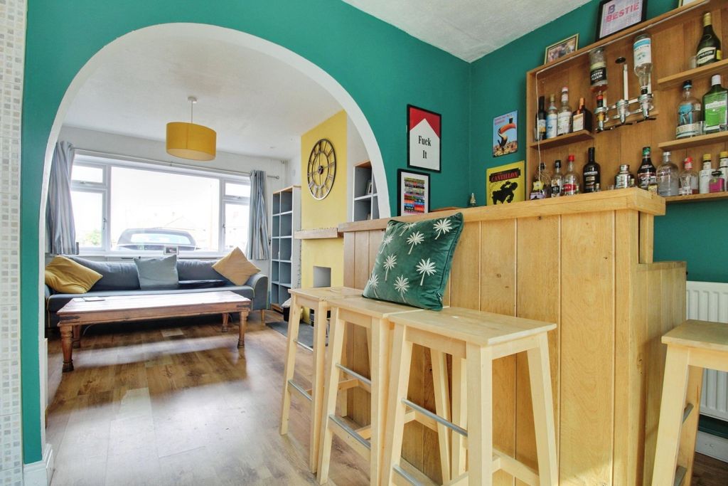 Property photo 3 of 16 Alt Kitchen Liv