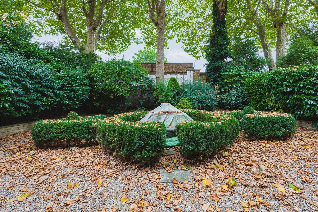 Property photo 2 of 13 Communal Garden