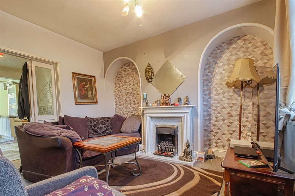 Property photo 3 of 11 Lounge