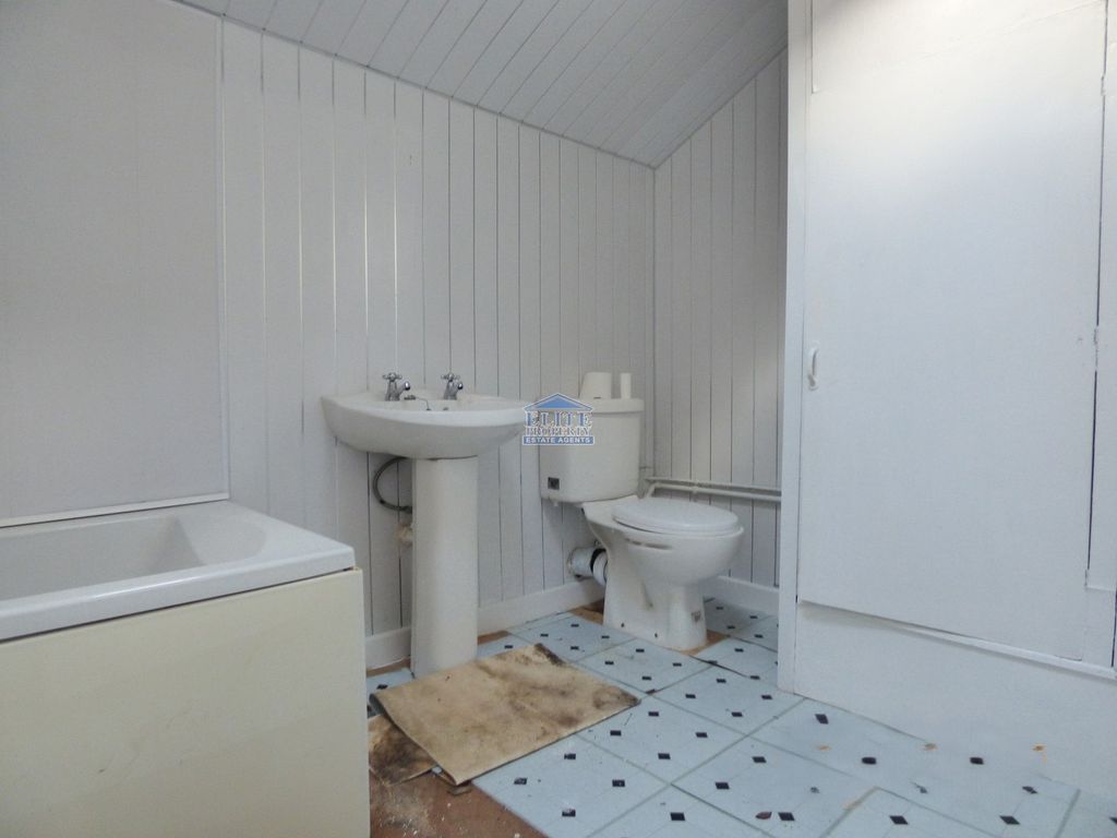 Property photo 2 of 7 Bathroom