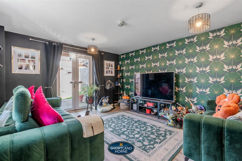 Property photo 3 of 26 Lounge