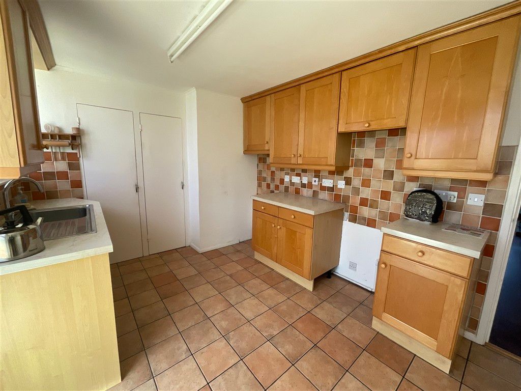 Property photo 3 of 11 Kitchen