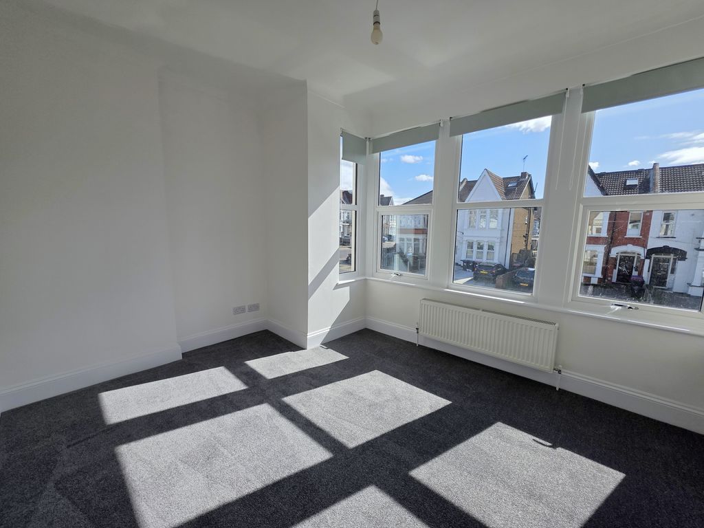 Property photo 2 of 6 Lounge