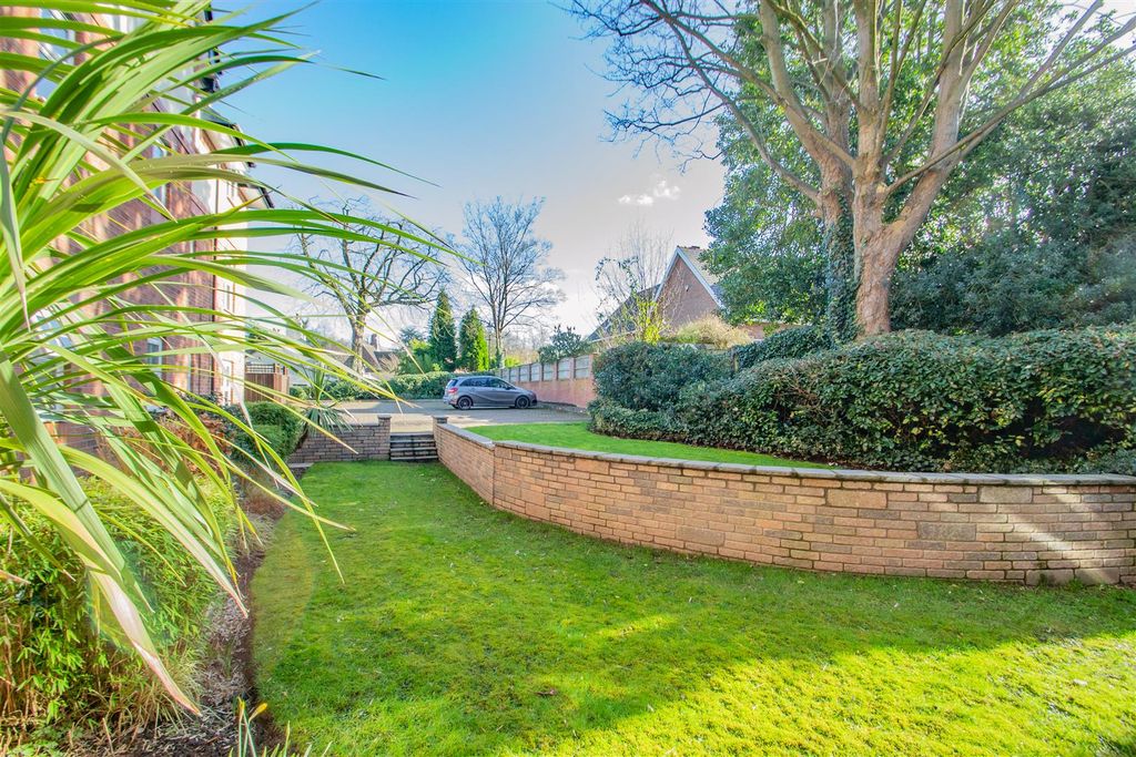 Property photo 3 of 14 Communal Gardens