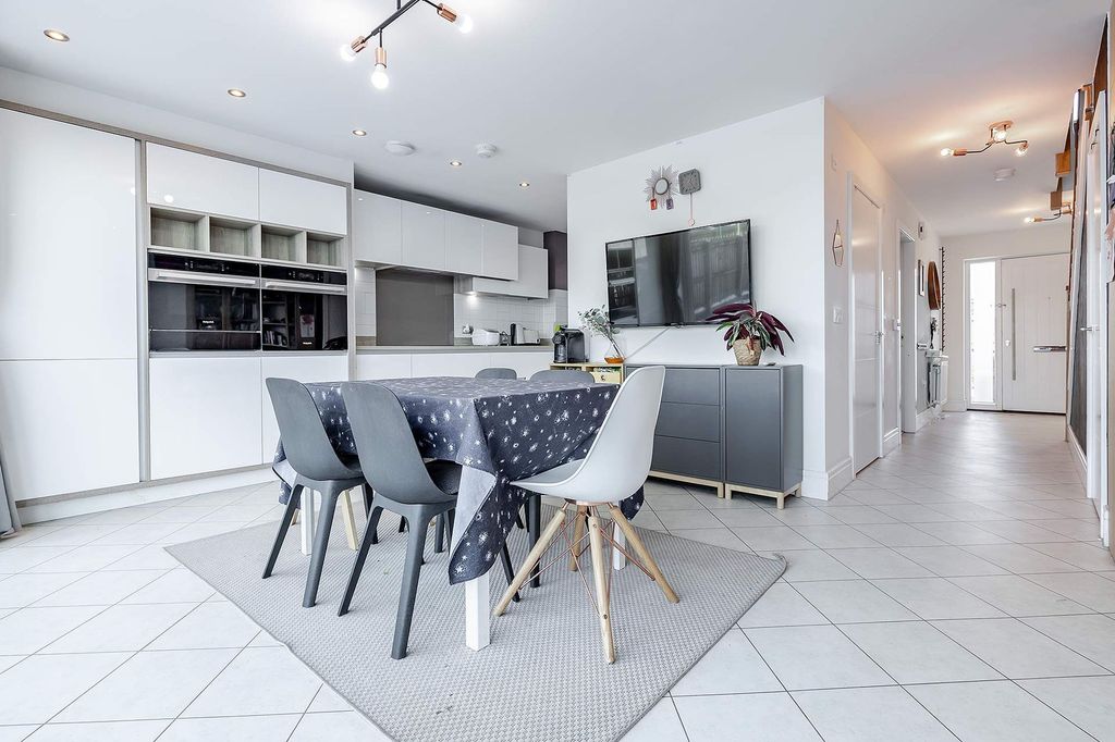 Property photo 3 of 24 Kitchen / Dining Area