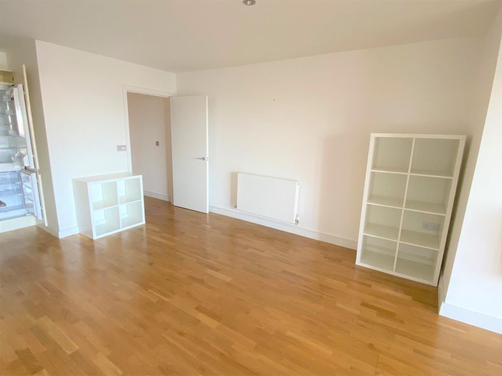 Property photo 3 of 11 3 The Point Lounge