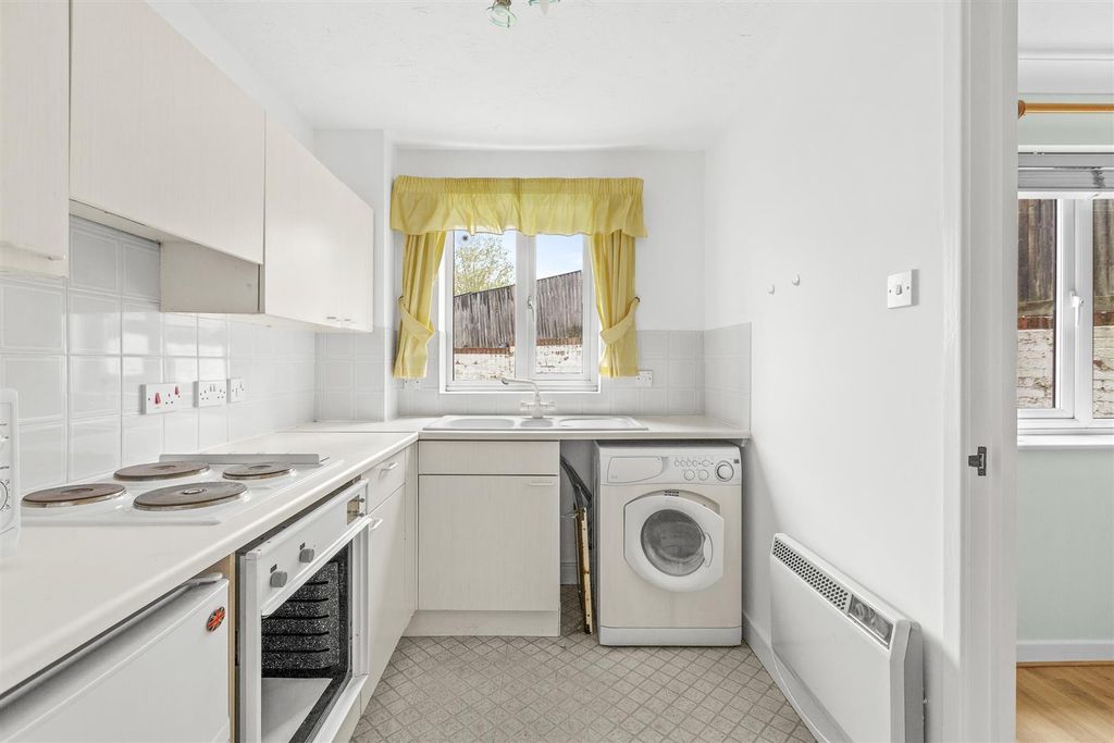 Property photo 3 of 9 Kitchen