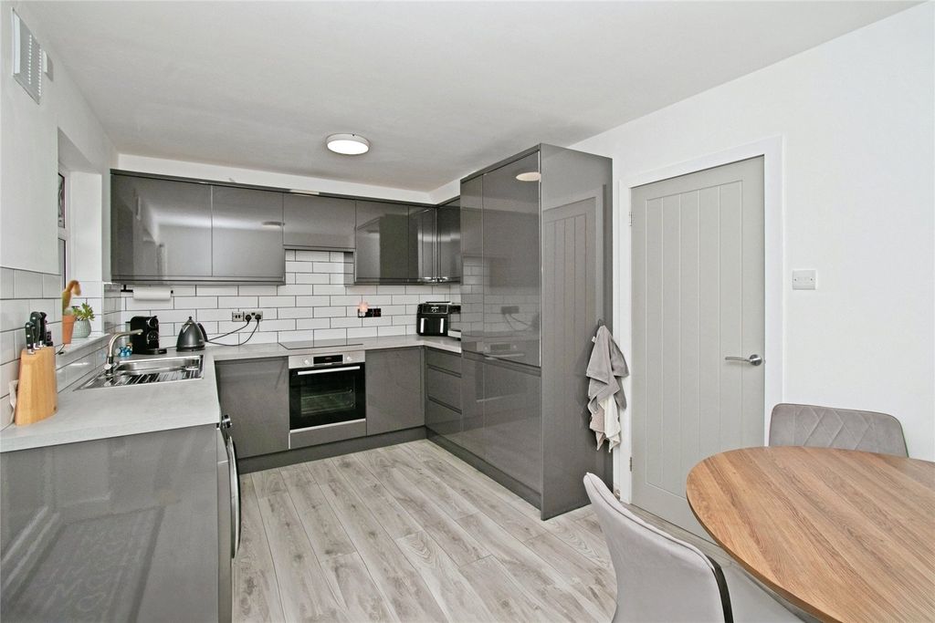Property photo 3 of 17 Kitchen
