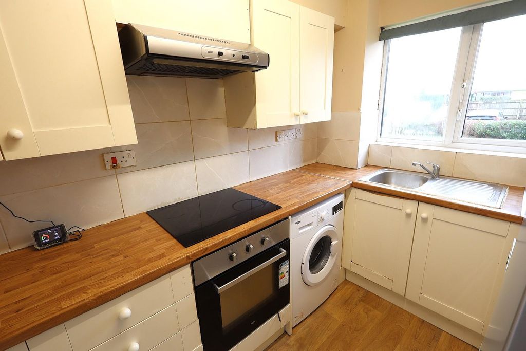 Property photo 3 of 7 Kitchen