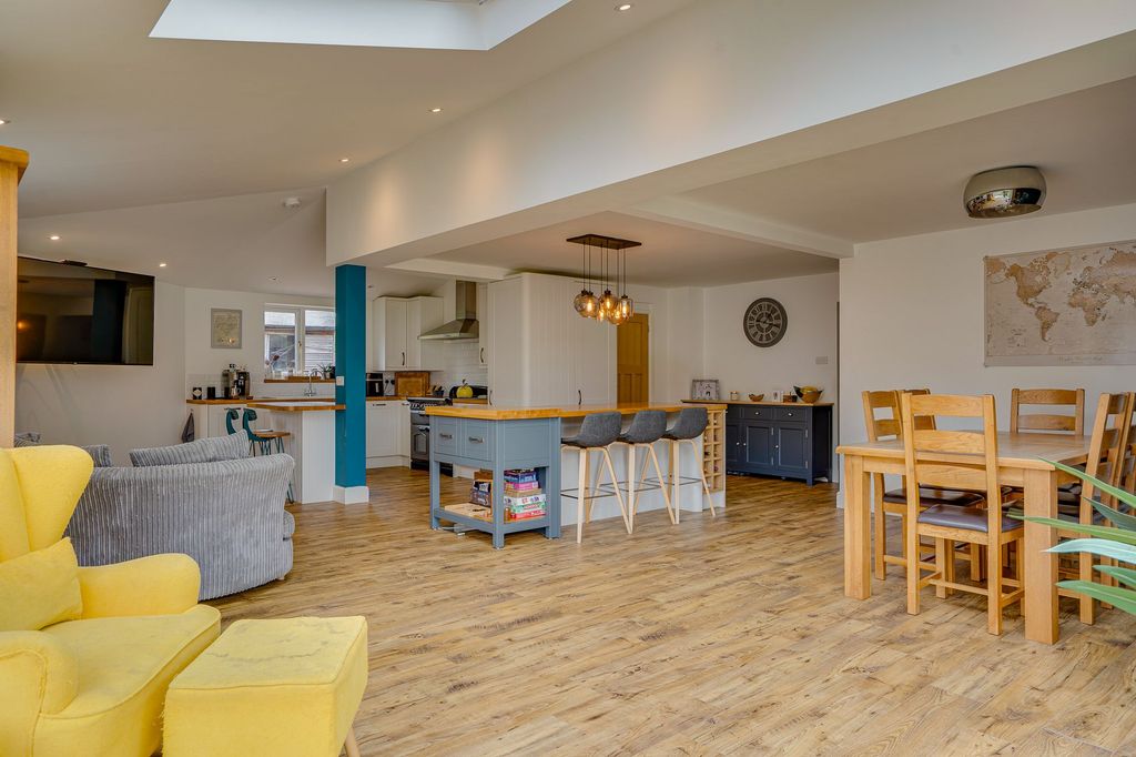 Property photo 2 of 21