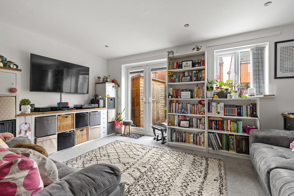 Property photo 2 of 15 Lounge