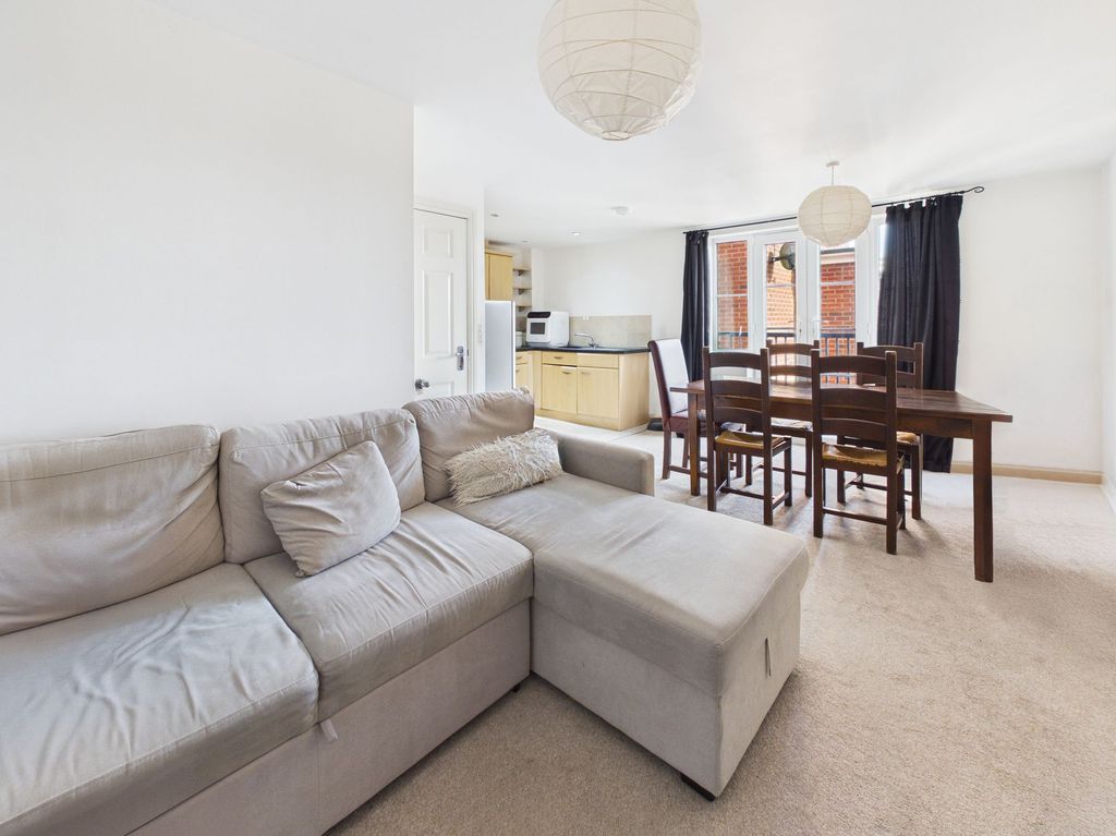 Property photo 2 of 11 Lounge/Dining Area