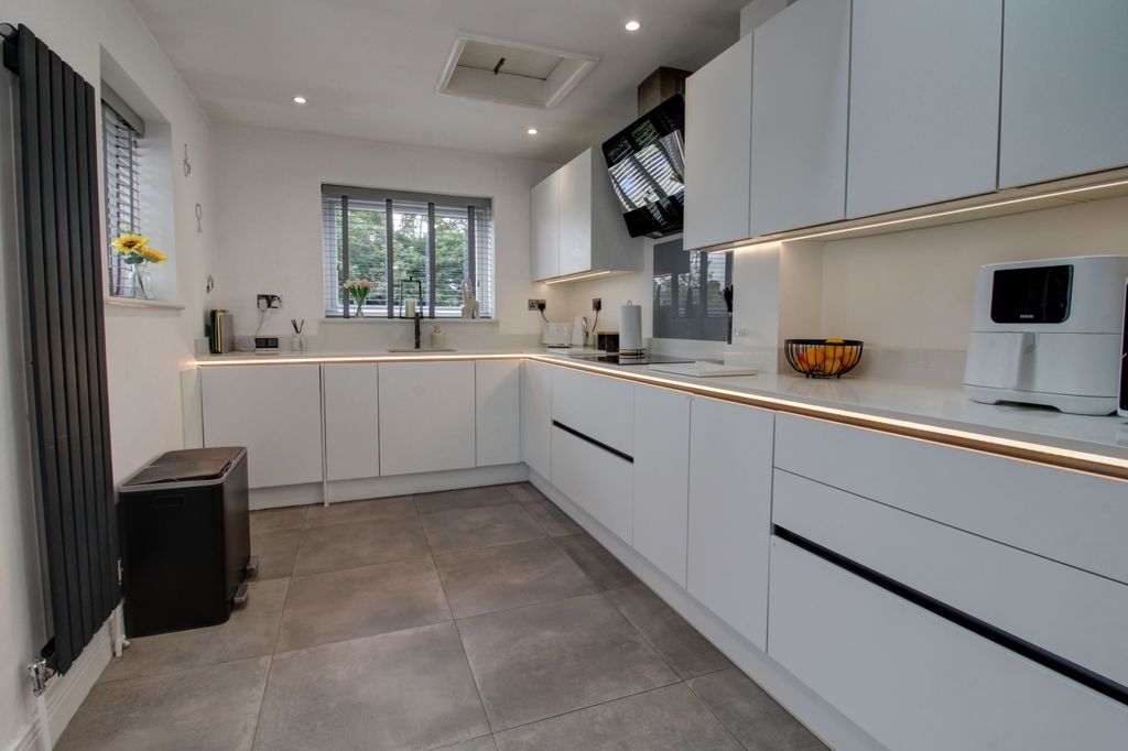 Property photo 3 of 17 Kitchen