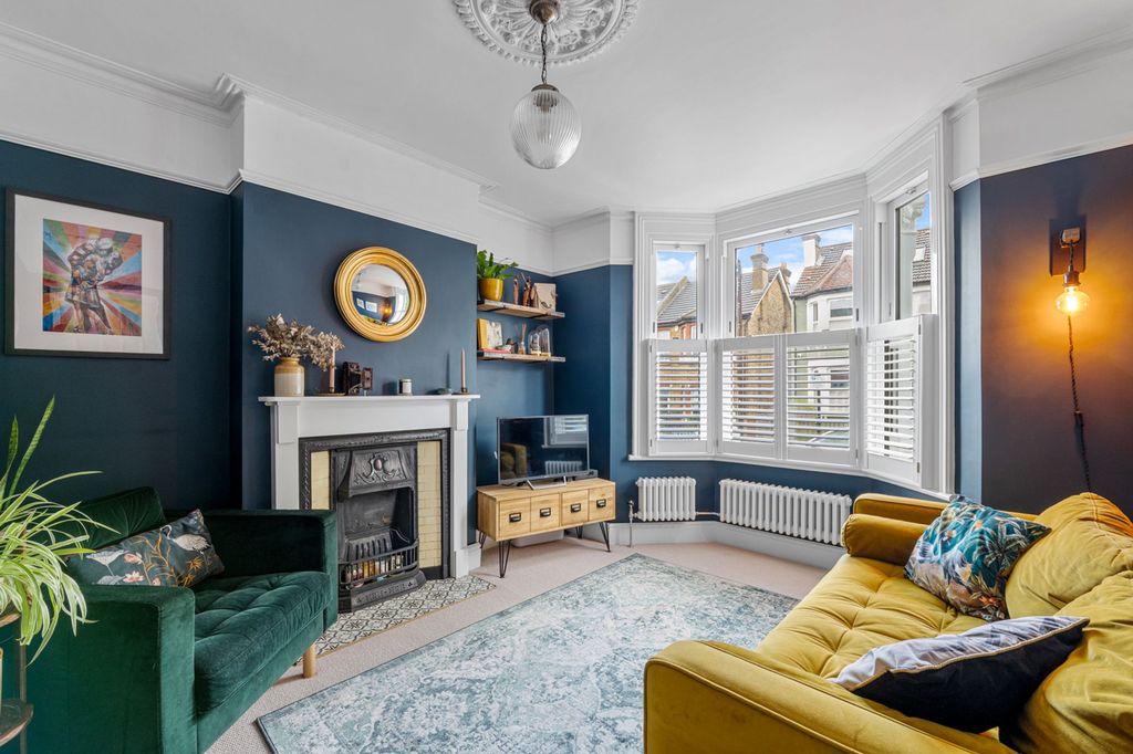 Property photo 2 of 28 Lounge