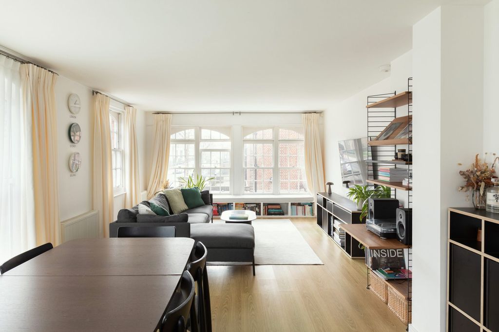 Property photo 2 of 11 Artisan Court, E8