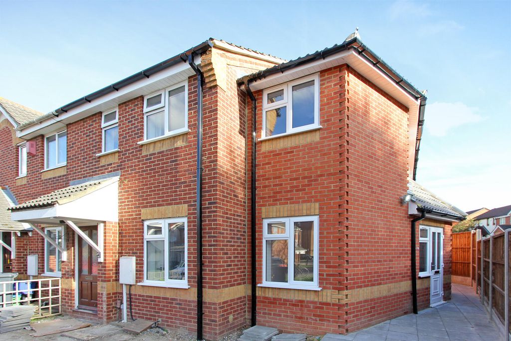 Property photo 1 of 9 Front (Exterior)