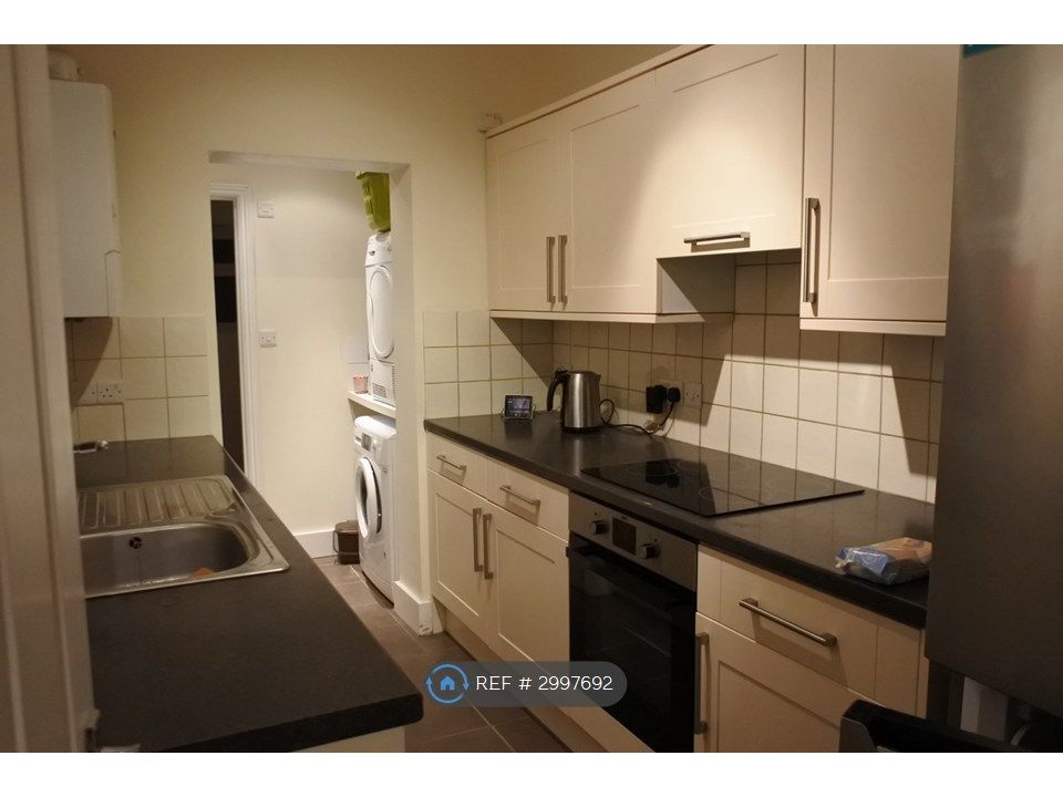 Property photo 3 of 10 Kitchen