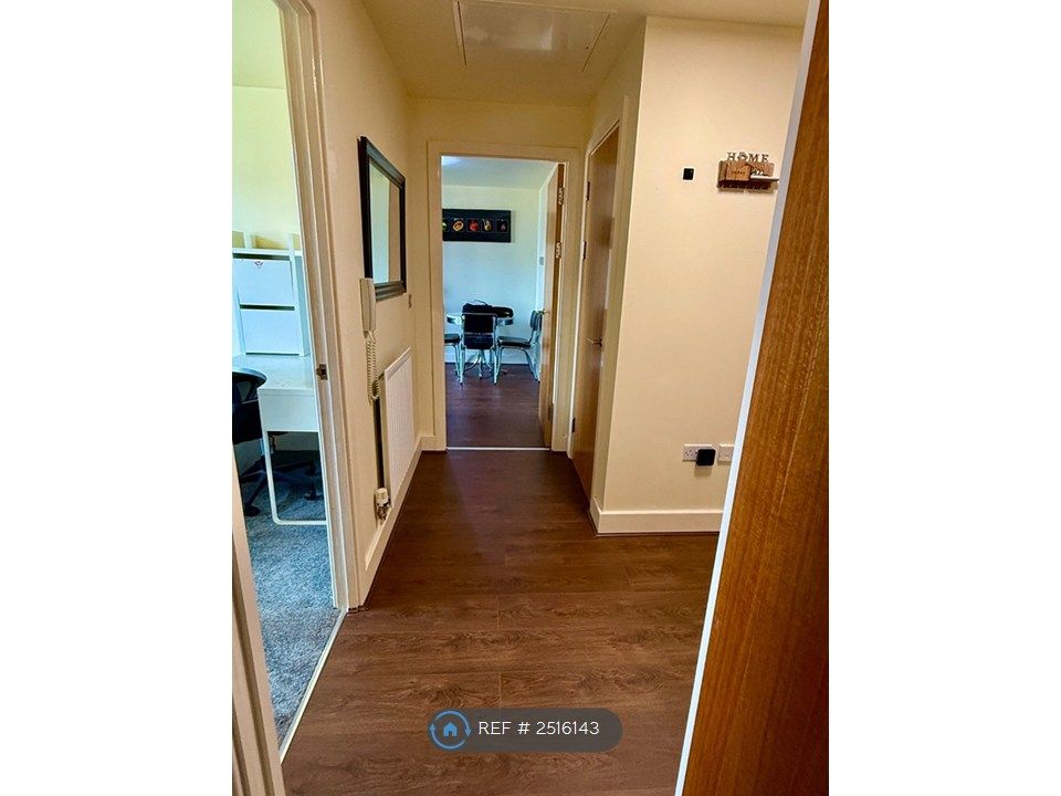 Property photo 3 of 14 Hallway