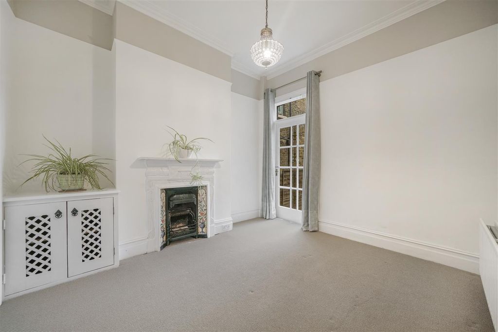 Property photo 2 of 17 Rear Lounge/Bedroom Over Looking Gardens