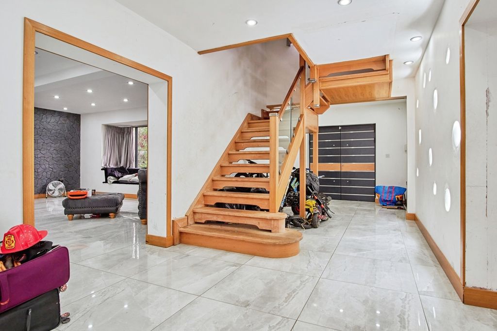 Property photo 3 of 31 Pbox-Img.Jpg