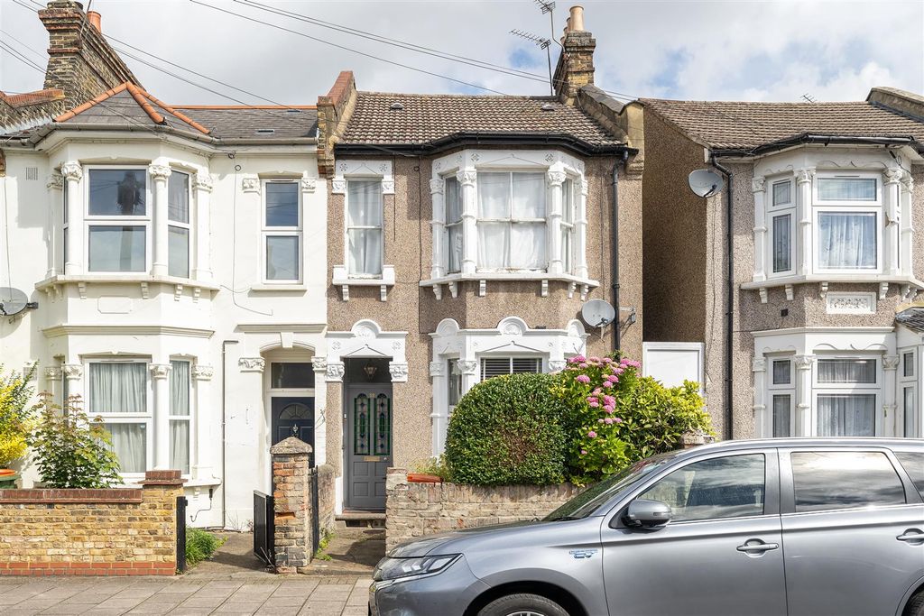 Property photo 1 of 23 Stafford Road, E7