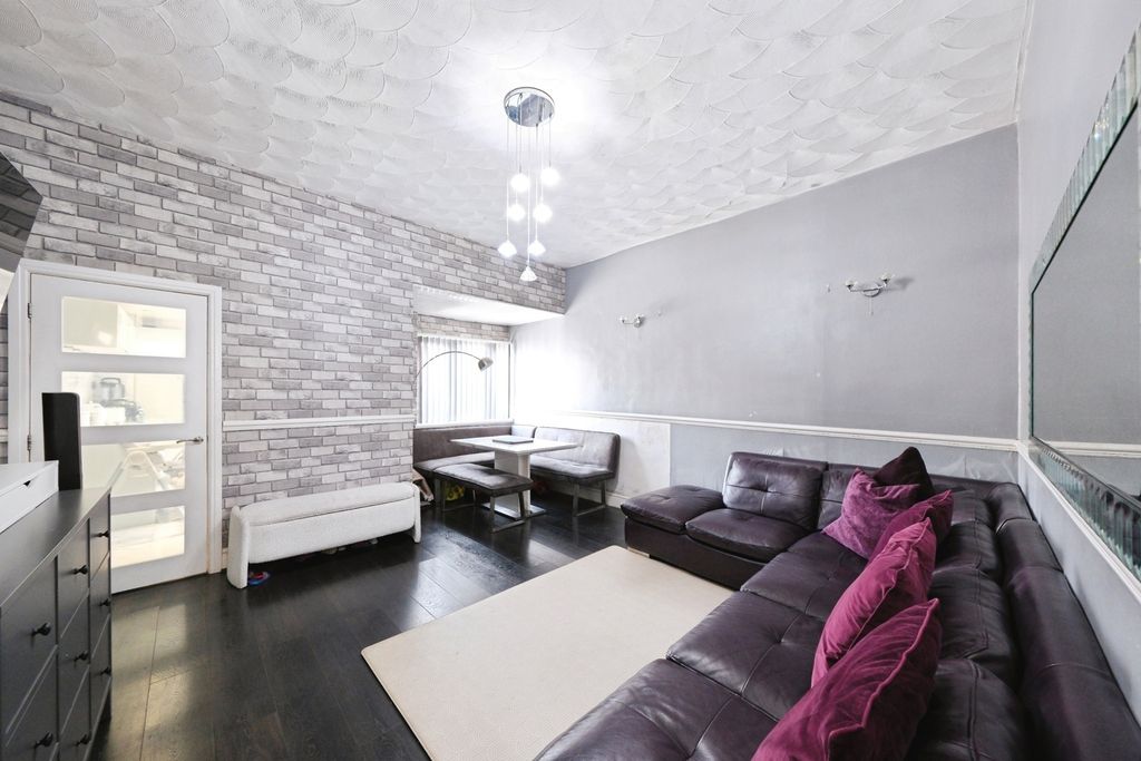 Property photo 3 of 15 Lounge