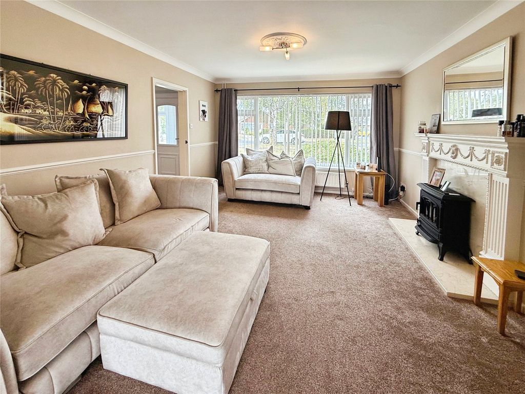 Property photo 3 of 15 Lounge