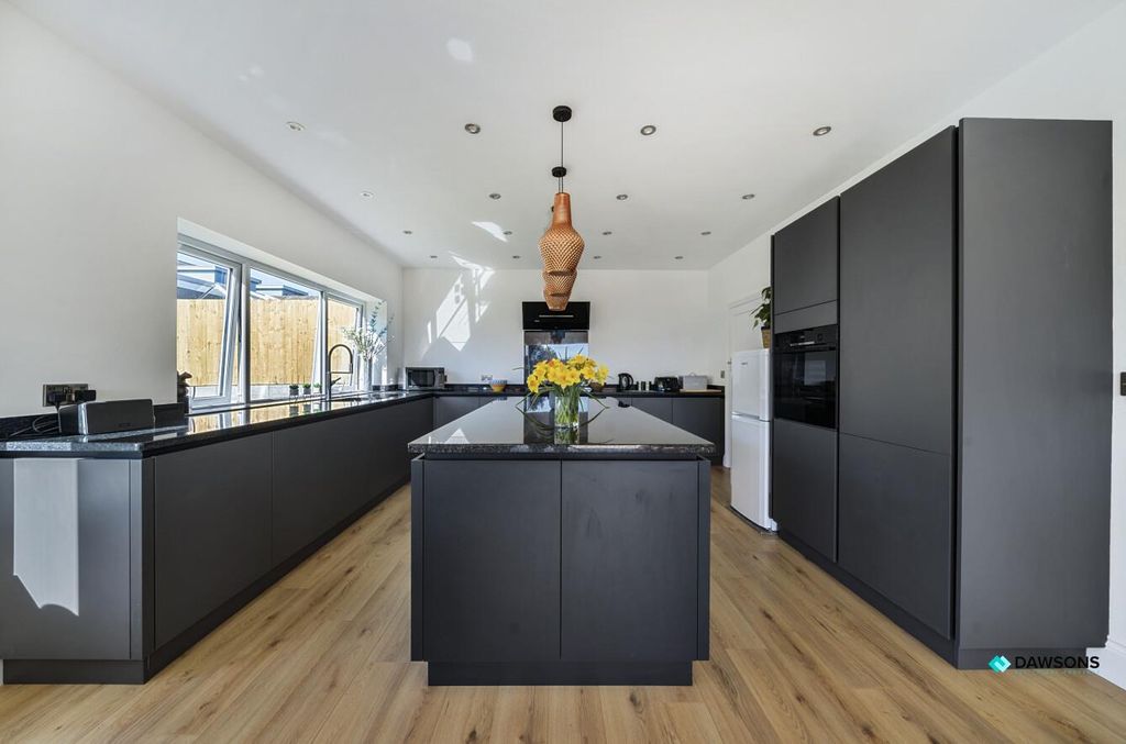 Property photo 2 of 32 2Bf7B228-F93B-4cc8-9897-cd7Ec8d1Fa28.Jpg