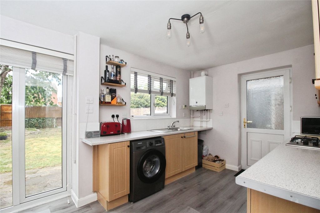 Property photo 3 of 10 Fitted Kitchen