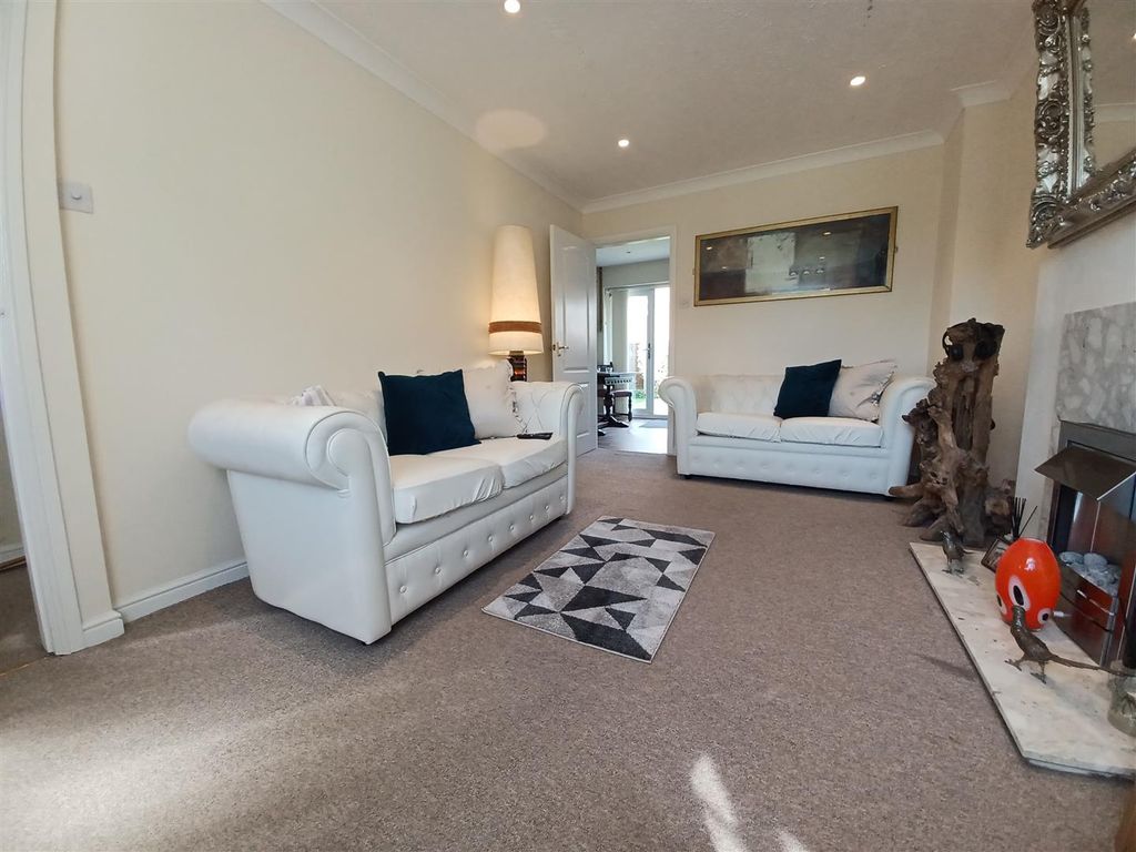 Property photo 2 of 8 Lounge