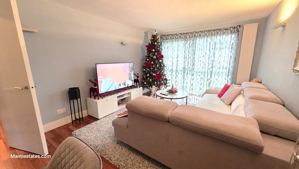 Property photo 3 of 9 Lounge