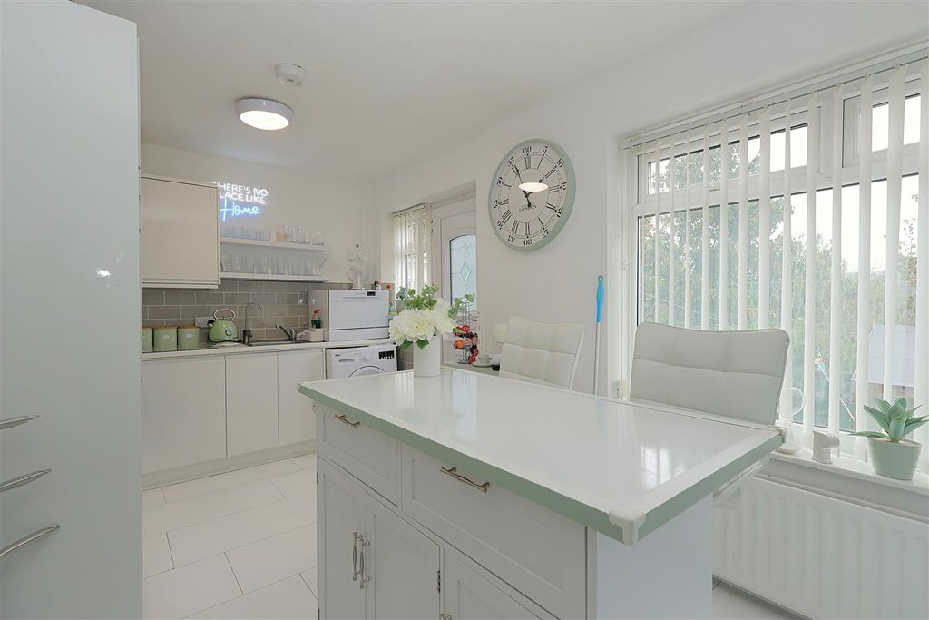 Property photo 2 of 18 Dining Kitchen