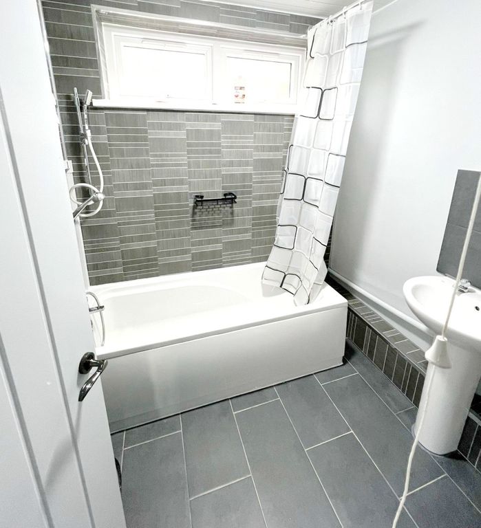 Property photo 3 of 9 Bathroom_Shower